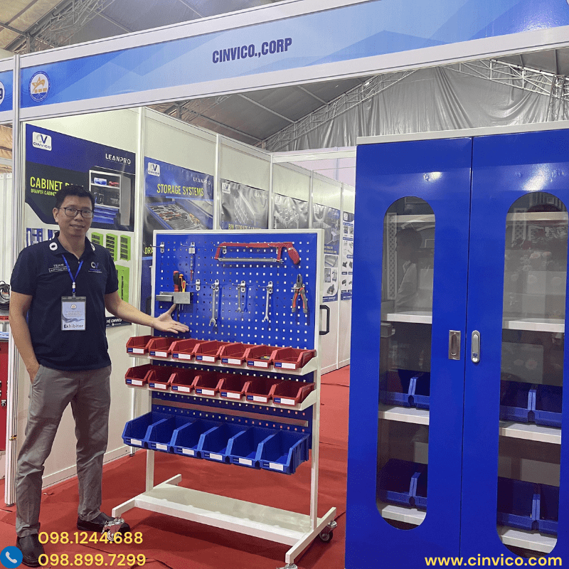 Hình ảnh giá treo dụng cụ cơ khí tại triển lãm
