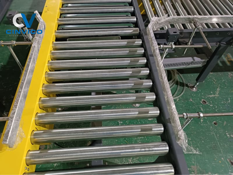 Băng tải con lăn xích chuyển hàng đặc điểm và ứng dụng công nghiệp