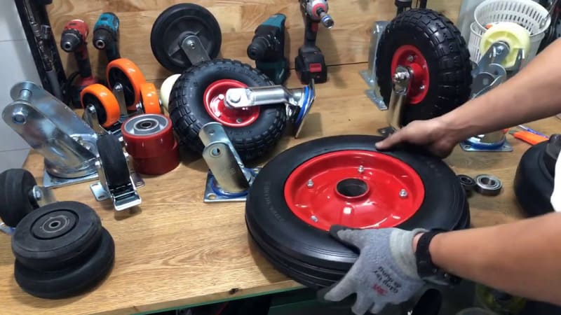 Nên sử dụng bánh xe đẩy hàng cao su hay nhựa đặc?