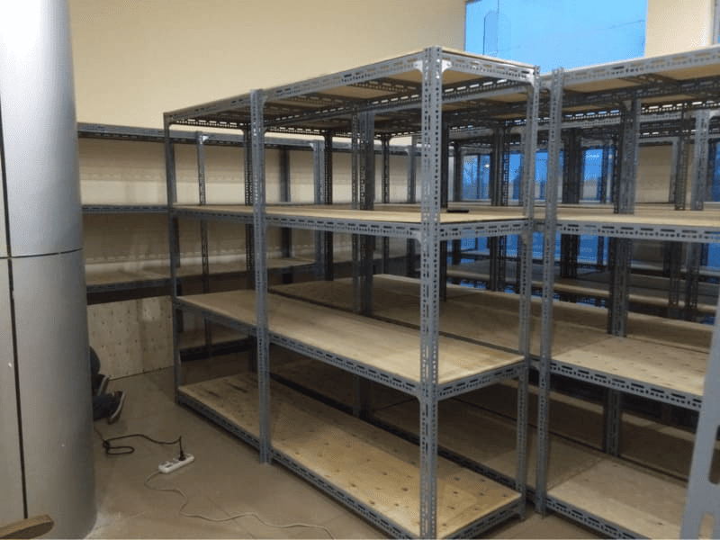 Bước 2: Cắt và khoan các thanh sắt V lỗ