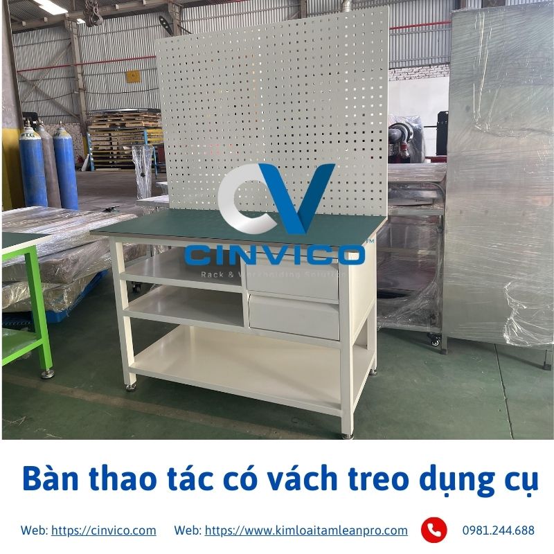 Bàn thao tác có vách treo dụng cụ