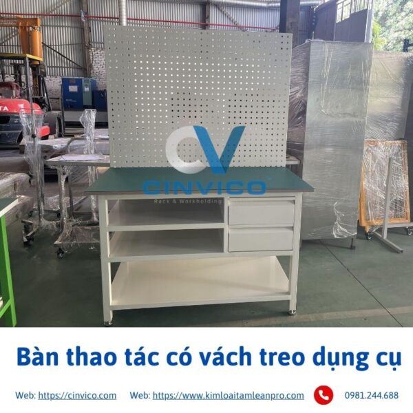 Bàn thao tác có vách treo dụng cụ