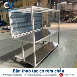 Bàn thao tác có rèm chắn