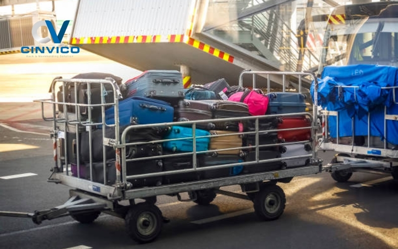 Xe đẩy hàng trong sân bay