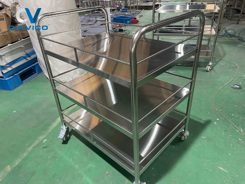 Xe đẩy hàng công nghiệp theo yêu cầu cho xưởng cơ khí, nhà máy FDI - tải 150-1000kg, inox/thép. Cinvico xưởng sản xuất Hà Nội, báo giá 24h, bảo hành 12 tháng.